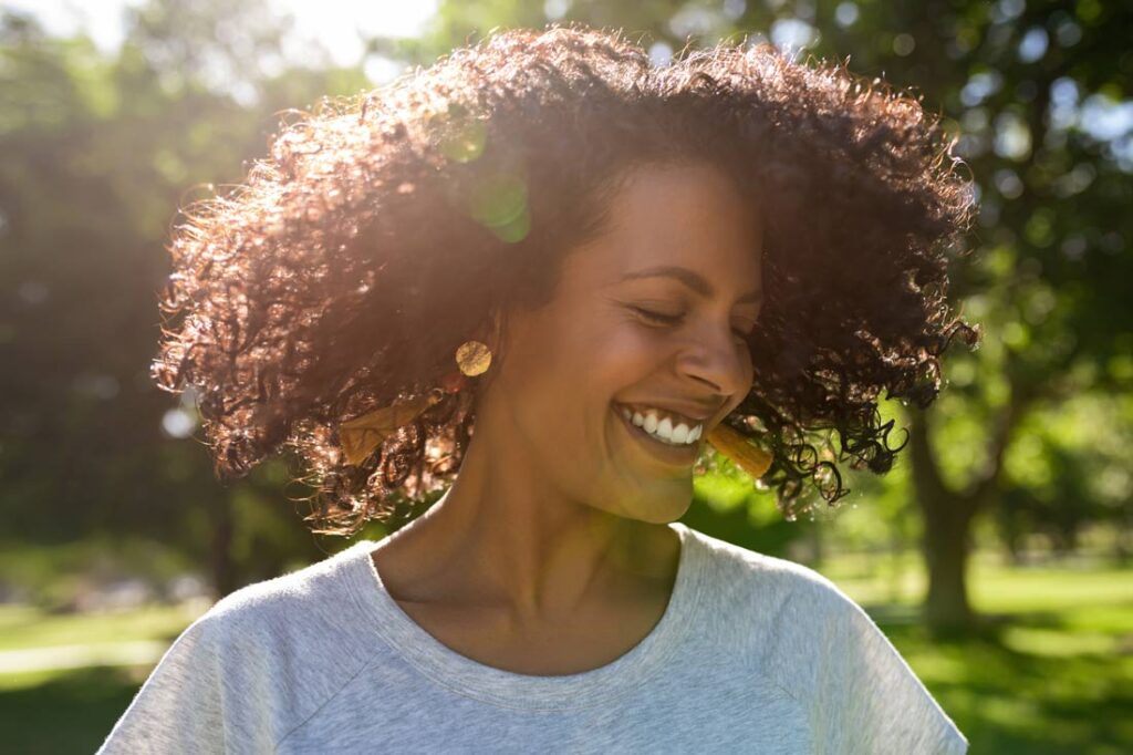 Smiling woman in the sun who understands the heliotropic effect