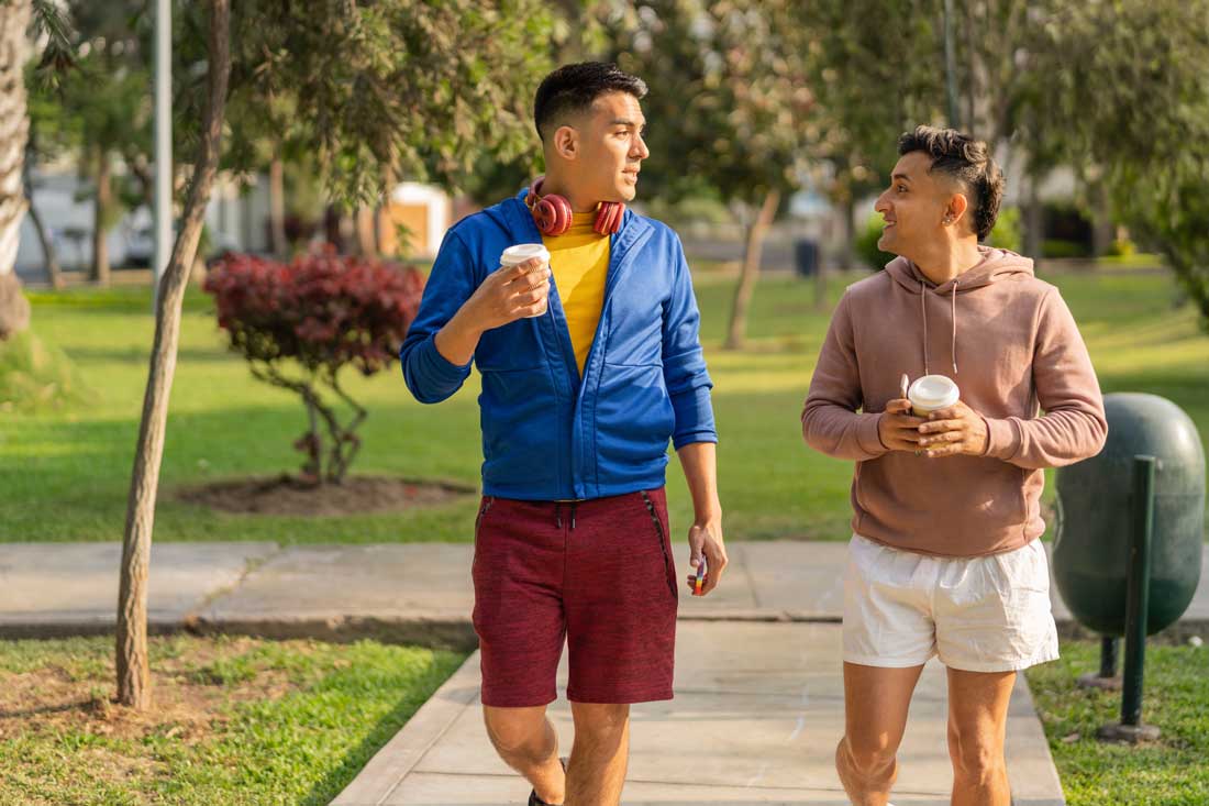 two friends enjoying coffee together to get rid of the sunday scaries